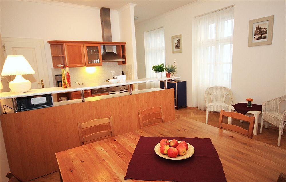 Leo Apartments Old Town Prag Exteriör bild