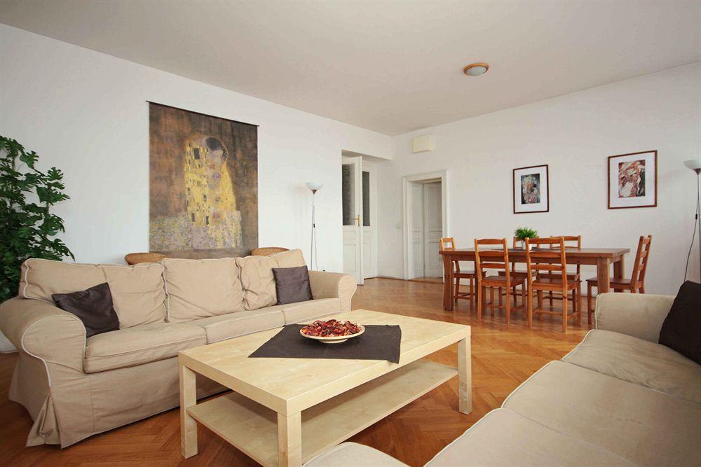 Leo Apartments Old Town Prag Exteriör bild