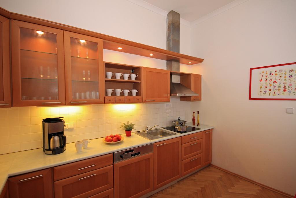 Leo Apartments Old Town Prag Rum bild