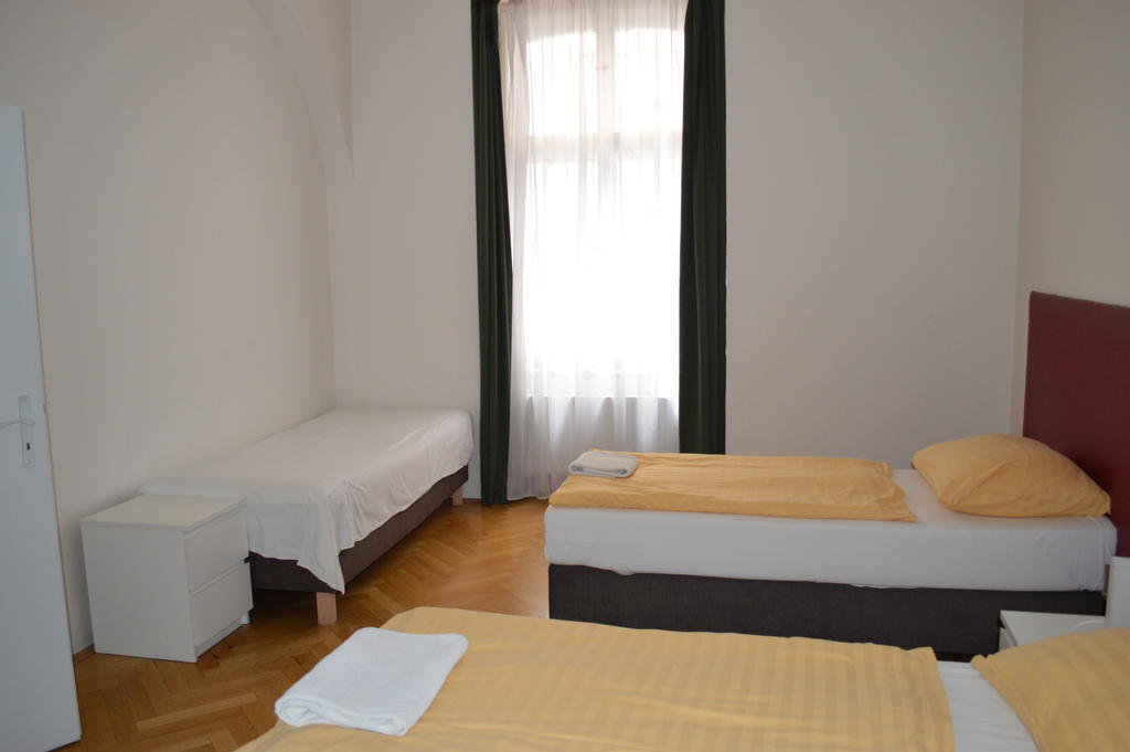 Leo Apartments Old Town Prag Exteriör bild