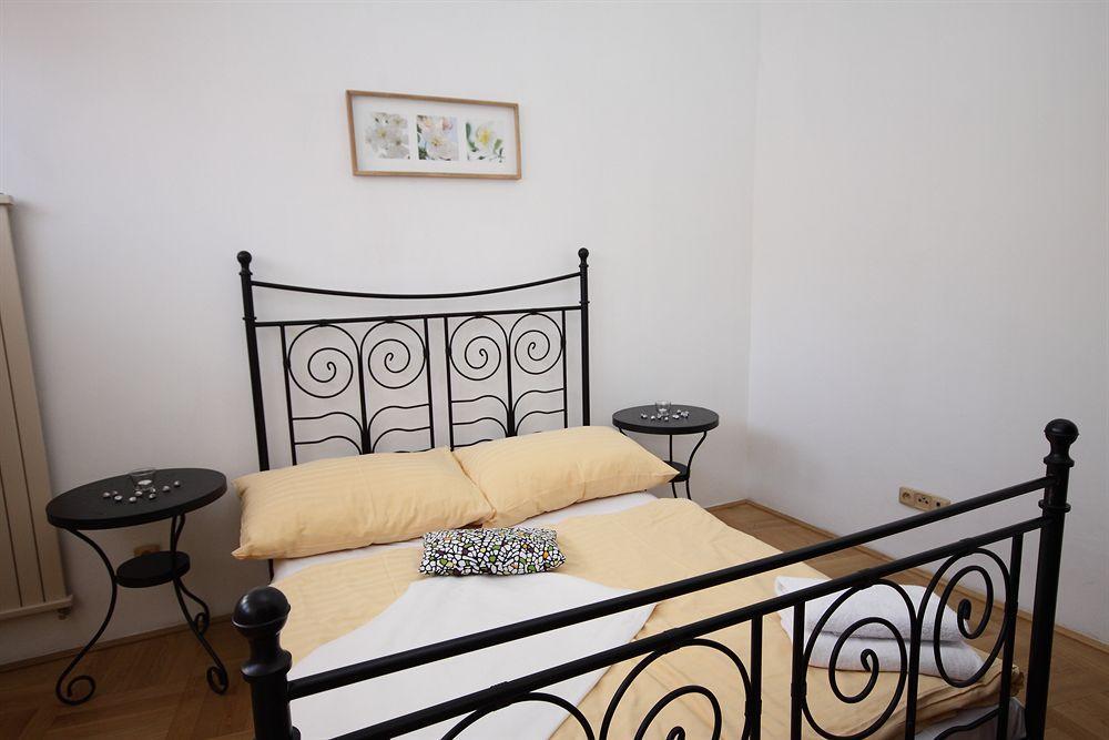 Leo Apartments Old Town Prag Exteriör bild