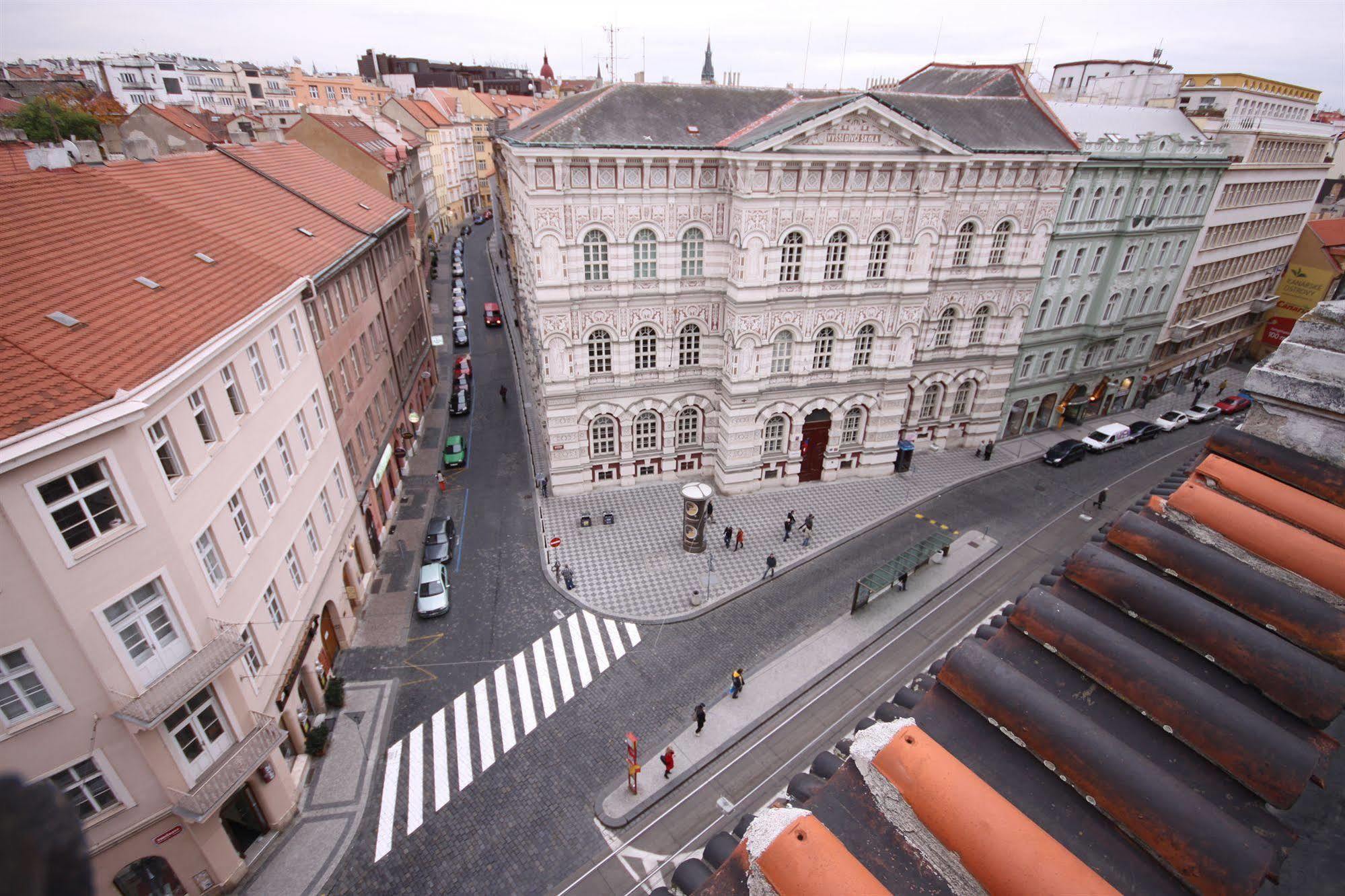 Leo Apartments Old Town Prag Exteriör bild