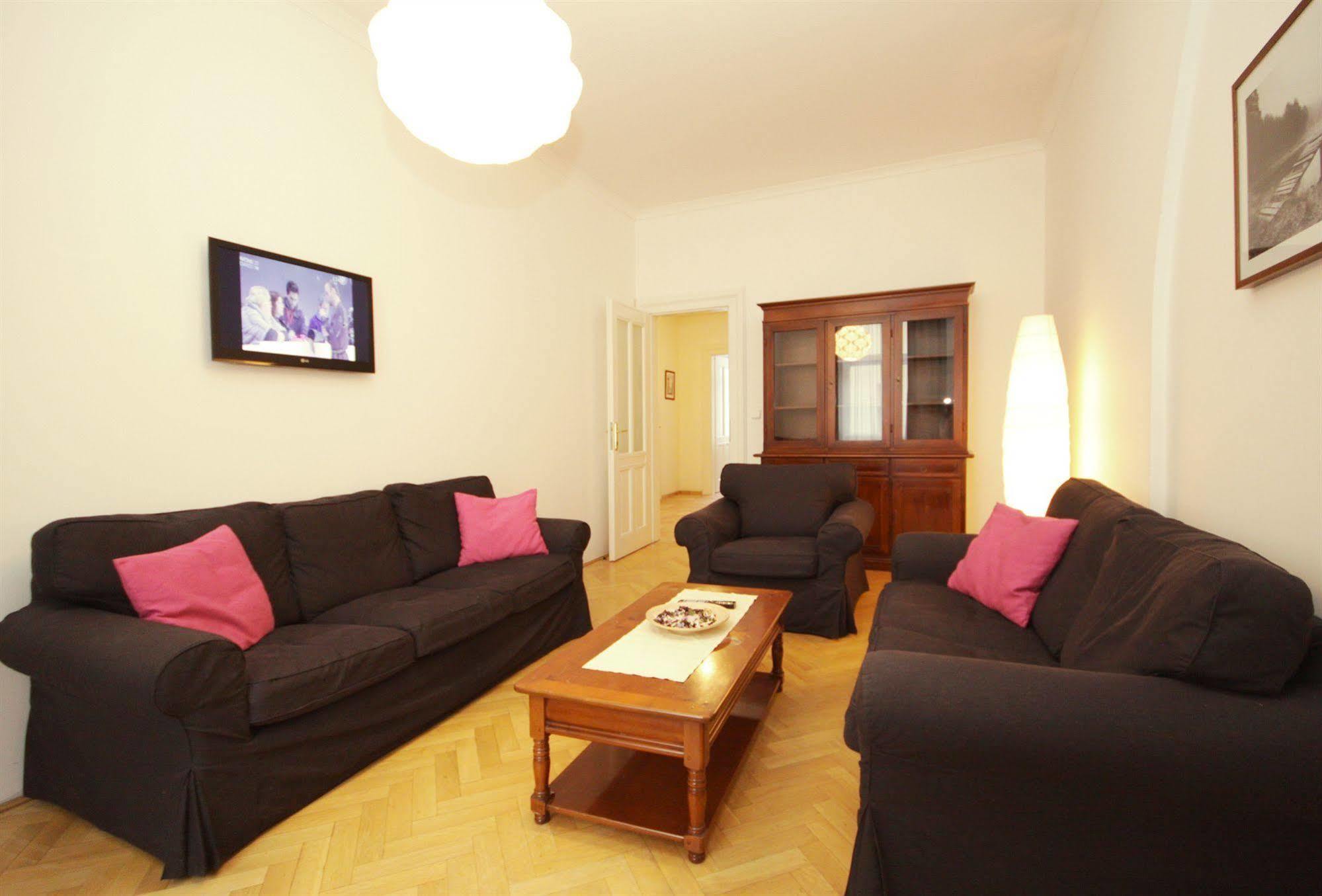 Leo Apartments Old Town Prag Exteriör bild