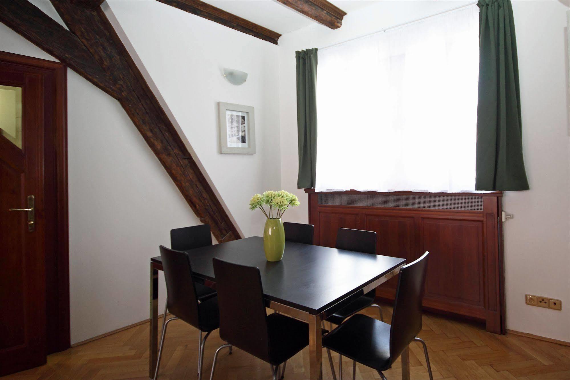 Leo Apartments Old Town Prag Exteriör bild