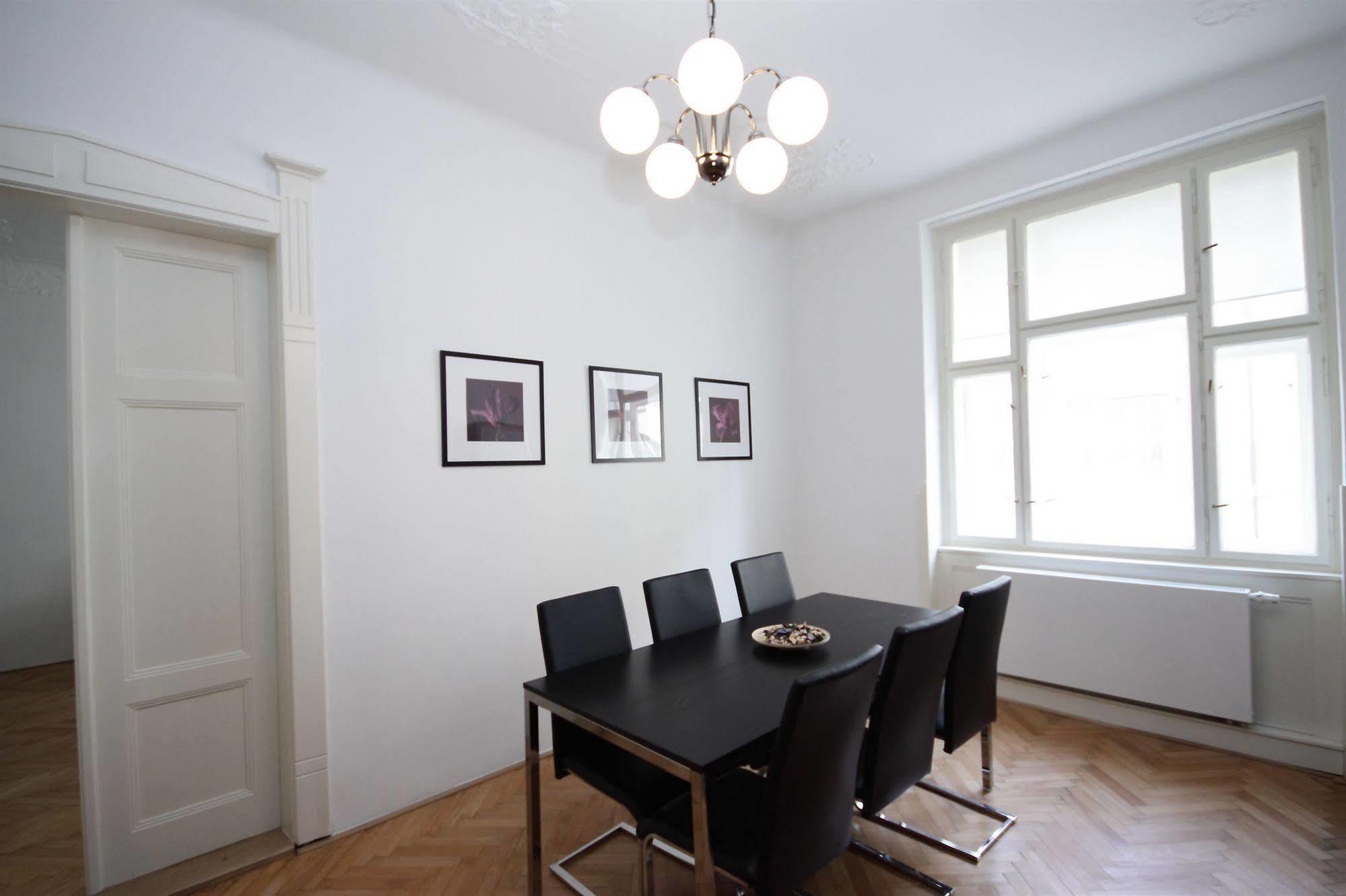 Leo Apartments Old Town Prag Exteriör bild