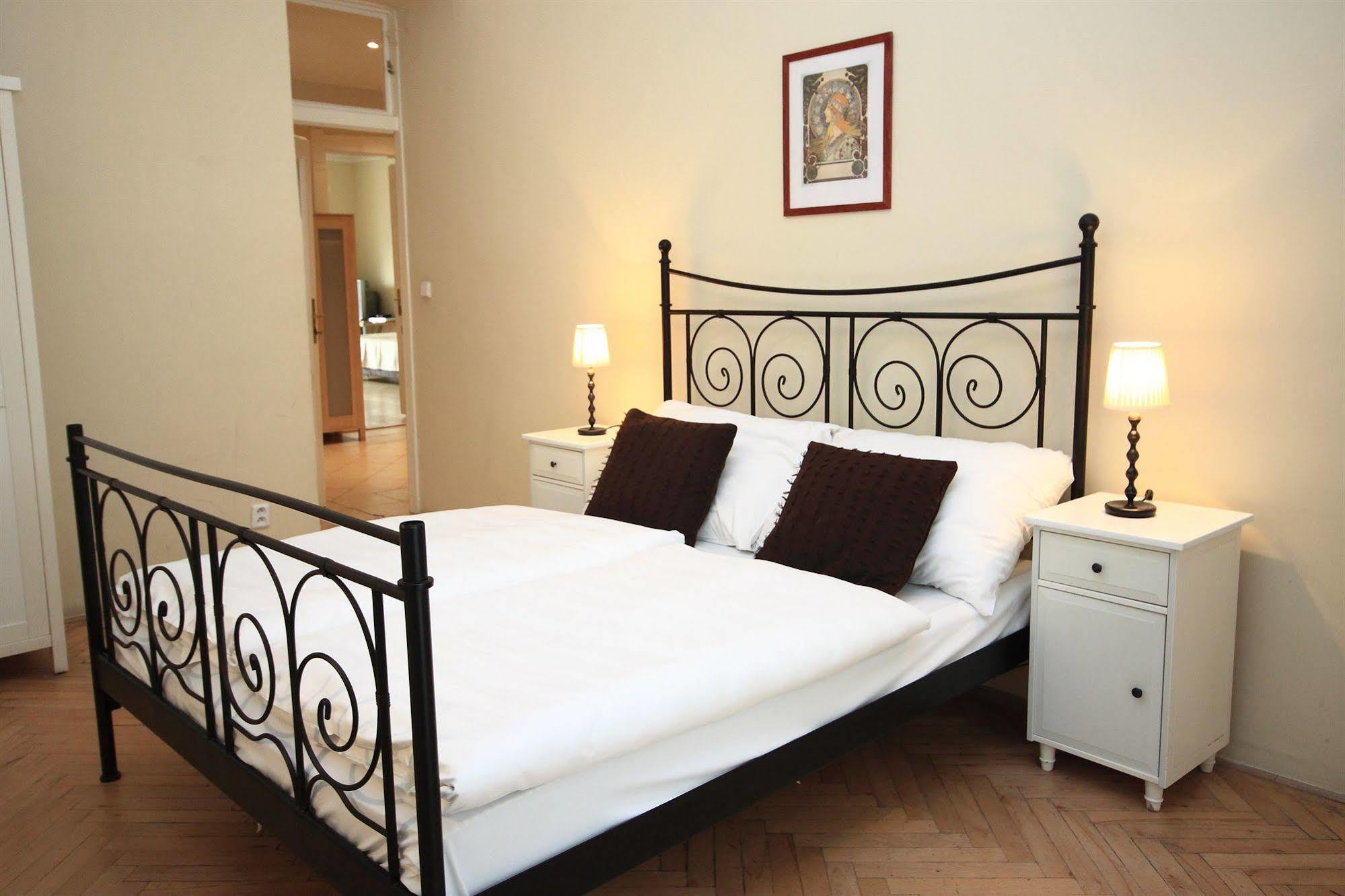 Leo Apartments Old Town Prag Exteriör bild