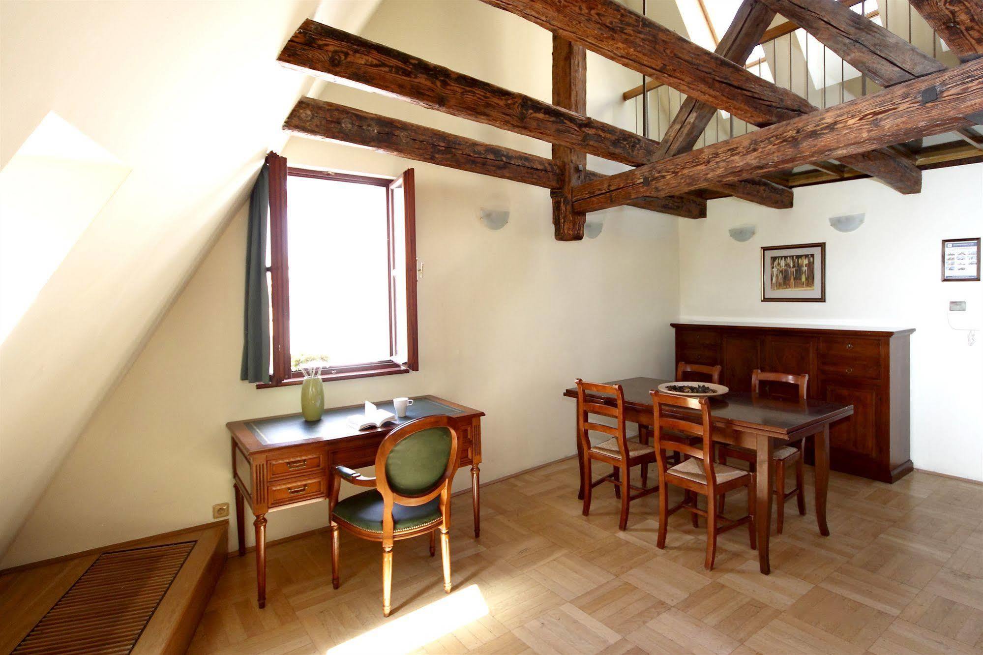Leo Apartments Old Town Prag Exteriör bild