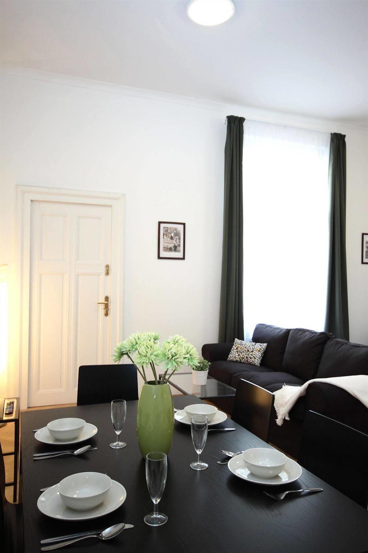 Leo Apartments Old Town Prag Exteriör bild